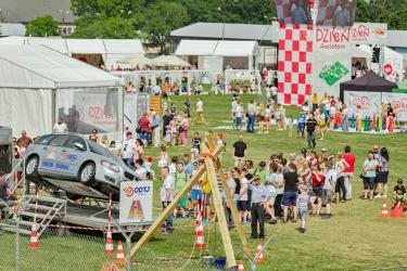 Piknik naukowo–techniczny „Dzień Awiatora” – symulator dachowania